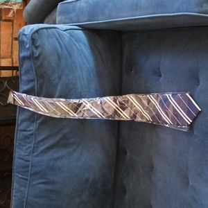 BRAND NEW FINNEAS & CO NAVY BLUE & WHITE TIE. 100% SILK SELLS FOR $24.99